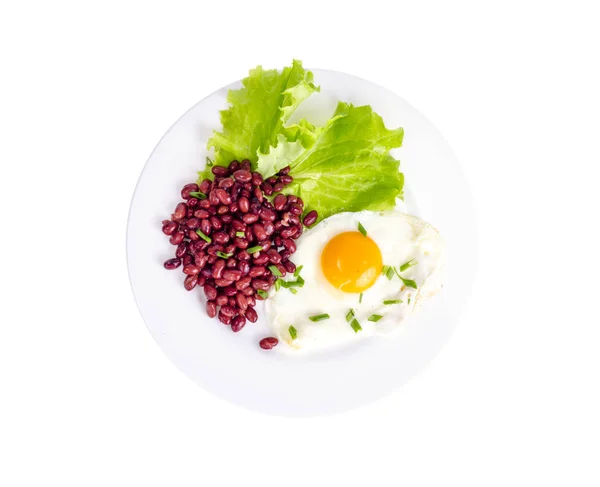 Fagioli rossi, lattuga e uova fritte per colazione . — Foto Stock