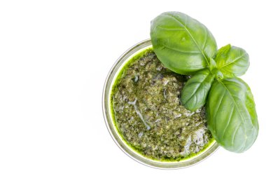 Pesto sosu ve taze yeşil fesleğen yaprakları. 