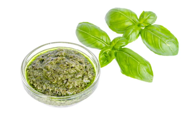 Pesto-Sauce und frische grüne Basilikumblätter. — Stockfoto