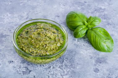 Pesto sosu ve taze yeşil fesleğen yaprakları. 