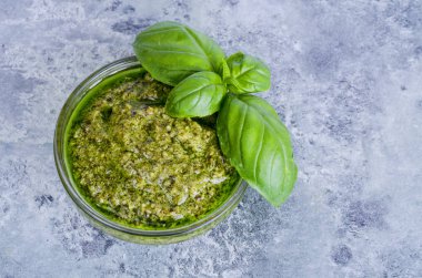 Pesto sosu ve taze yeşil fesleğen yaprakları. 