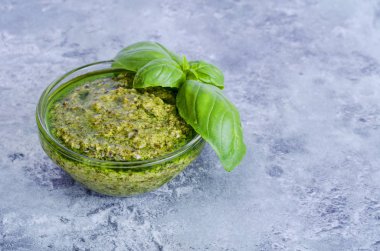 Pesto sosu ve taze yeşil fesleğen yaprakları. 