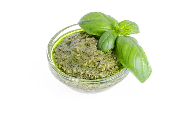 Pesto-Sauce und frische grüne Basilikumblätter. — Stockfoto