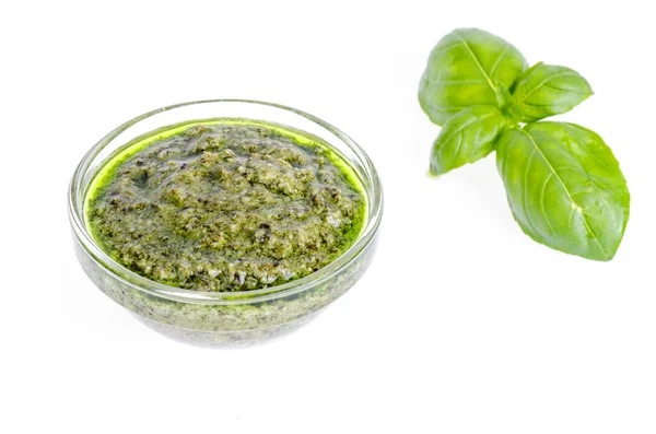 Pesto-Sauce und frische grüne Basilikumblätter. — Stockfoto