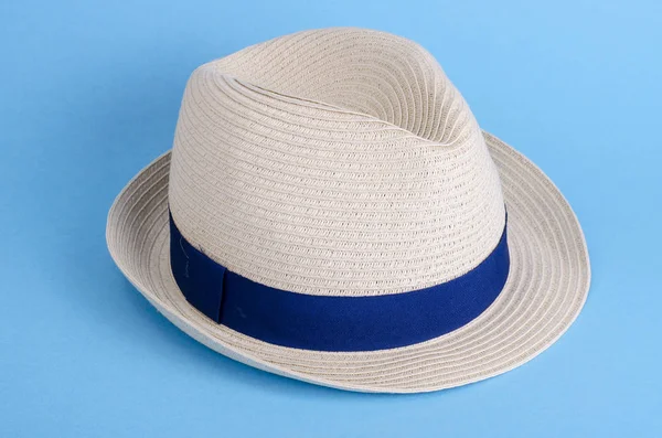 Sombrero de verano, tocado unisex sobre fondo azul. Foto: — Foto de Stock