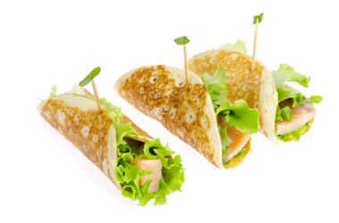 Krep, somon ve yeşil salata yapraklarından atıştırmalık rulolar. 