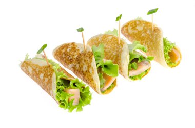 Krep, somon ve yeşil salata yapraklarından atıştırmalık rulolar. 