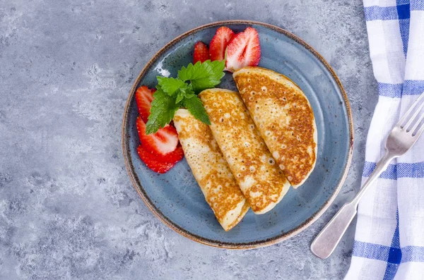 Heiße süße Pfannkuchen mit frischen Erdbeeren. Foto — Stockfoto