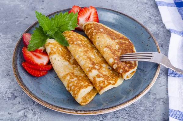 Heiße süße Pfannkuchen mit frischen Erdbeeren. Foto — Stockfoto