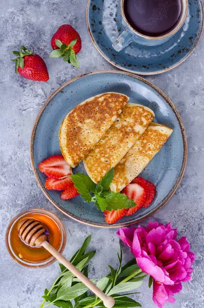 Heiße süße Pfannkuchen mit frischen Erdbeeren. Foto — Stockfoto