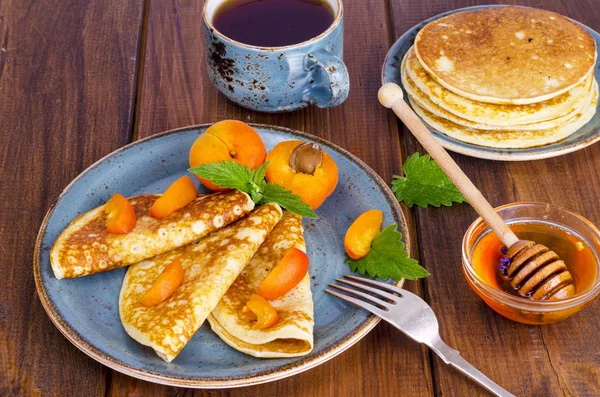 Panqueques de trigo con miel y albaricoques. Foto: —  Fotos de Stock