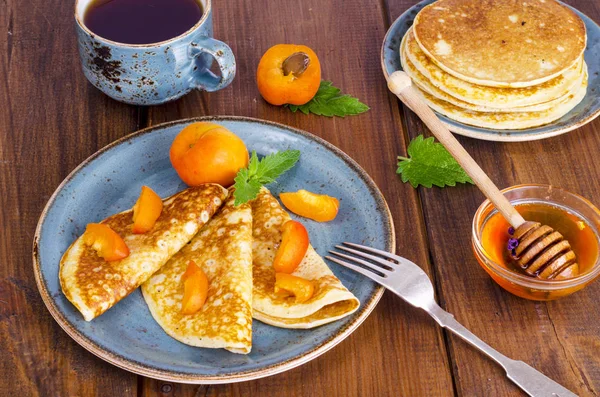 Panqueques de trigo con miel y albaricoques. Foto: —  Fotos de Stock