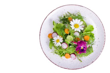 Beyaz tabakta parlak vegan yaz salatası