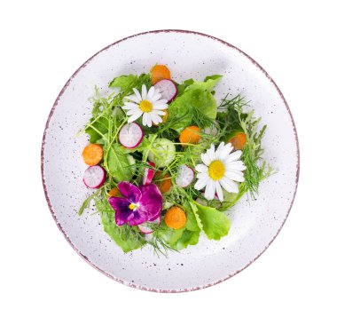 Beyaz tabakta parlak vegan yaz salatası