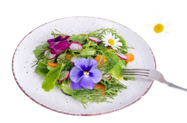 Beyaz arka planda yenilebilir çiçekli sebze salatası