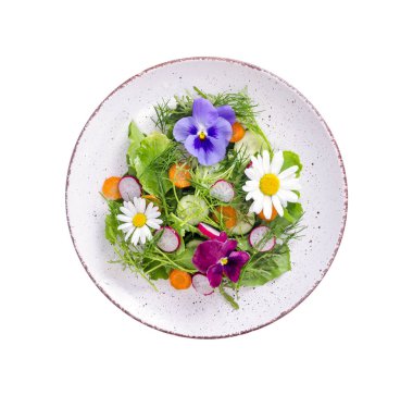 Beyaz arka planda yenilebilir çiçekli sebze salatası