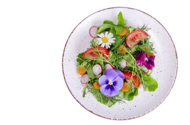 Beyaz arka planda yenilebilir çiçekli sebze salatası