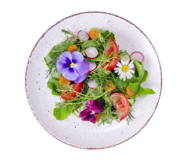 Beyaz arka planda yenilebilir çiçekli sebze salatası