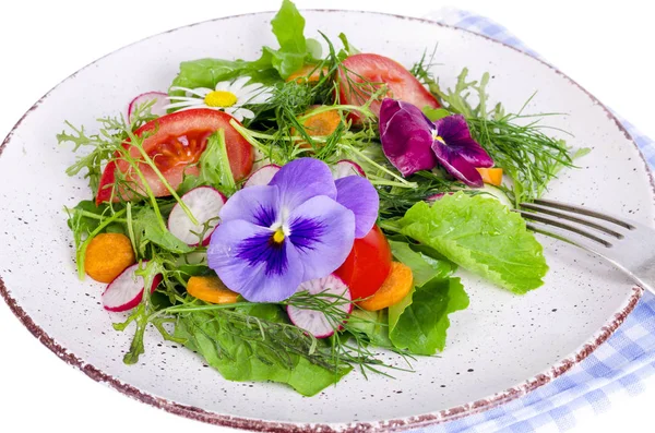 Salada de legumes com flores comestíveis em fundo branco — Fotografia de Stock