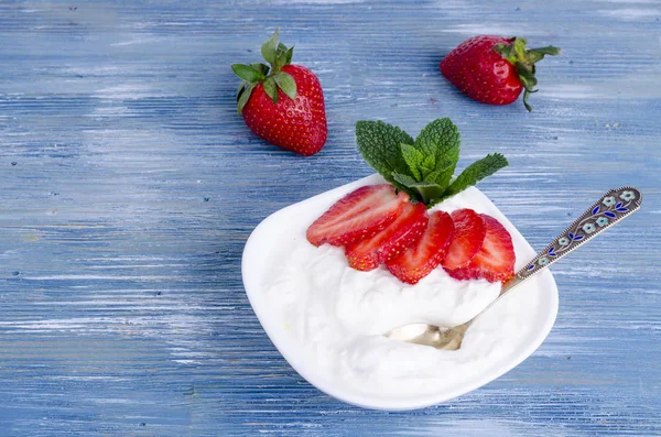 Comida saludable. Yogur blanco natural con fresas frescas . — Foto de Stock