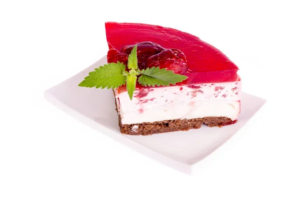 Летний клубничный торт с ягодами на белом фоне . — стоковое фото
