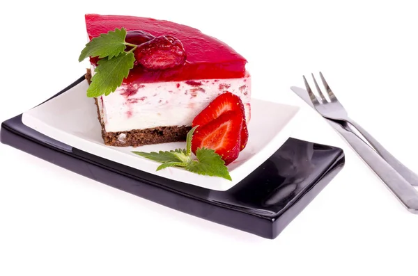 Καλοκαιρινό κέικ μους φράουλα με φρέσκα μούρα σε λευκό φόντο. — Φωτογραφία Αρχείου