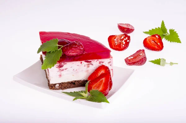 Летний клубничный торт с ягодами на белом фоне . — стоковое фото