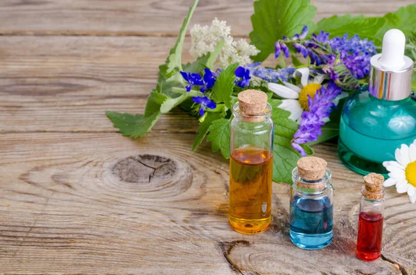 Bottiglie di vetro di olio essenziale aroma su sfondo di legno, immagine per medicina terapia alternativa — Foto Stock