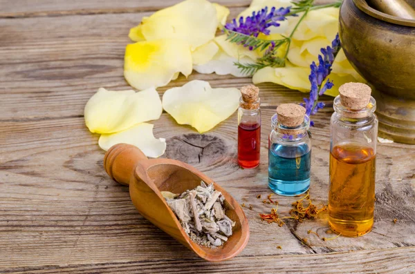 Frascos de vidrio de aceite esencial de aroma sobre fondo de madera, imagen para la medicina de terapia alternativa — Foto de Stock