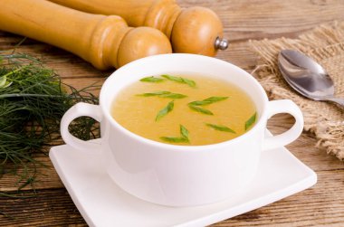 Beyaz tabakta tavuk suyu çorbası. Fotoğraf