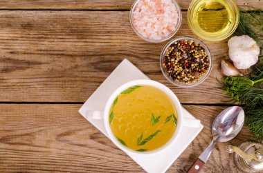 Beyaz tabakta tavuk suyu çorbası. Fotoğraf