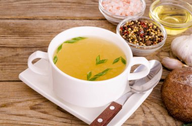 Beyaz tabakta tavuk suyu çorbası. Fotoğraf