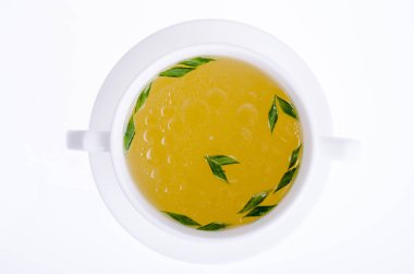 Yeşil soğan ile et suyu ile Beyaz kase, izole.