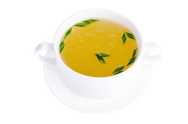 Yeşil soğan ile et suyu ile Beyaz kase, izole.
