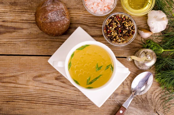 Beyaz tabakta tavuk suyu çorbası. Fotoğraf