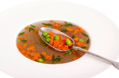 Havuç, bezelye ve yeşil soğan ile Diyet sebze çorbası. 