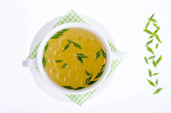 Cuenco blanco con caldo de carne con cebolla verde, aislado . — Foto de Stock