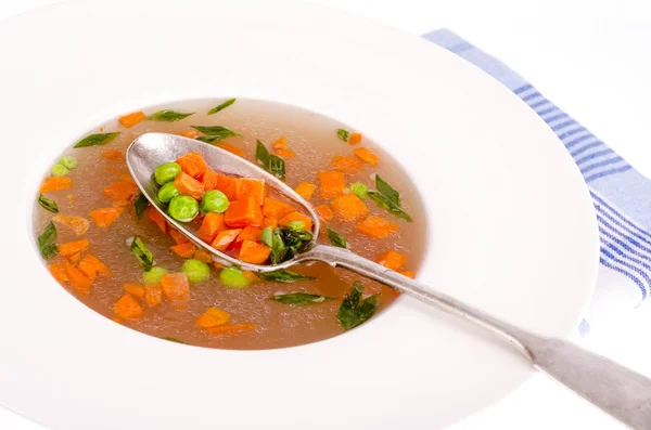Dietetyczne zupy warzywne z marchewką, groszkiem i zieloną cebulą. — Zdjęcie stockowe
