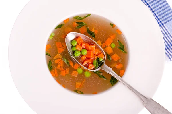 Sopa dietética de verduras con zanahorias, guisantes y cebollas verdes . — Foto de Stock