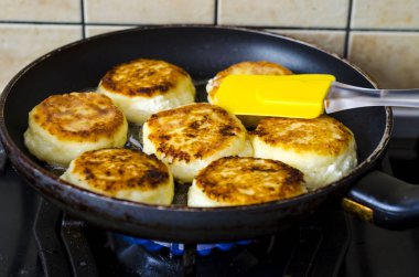 Cheesecakes lor kızartma ve eski tava. Fotoğraf