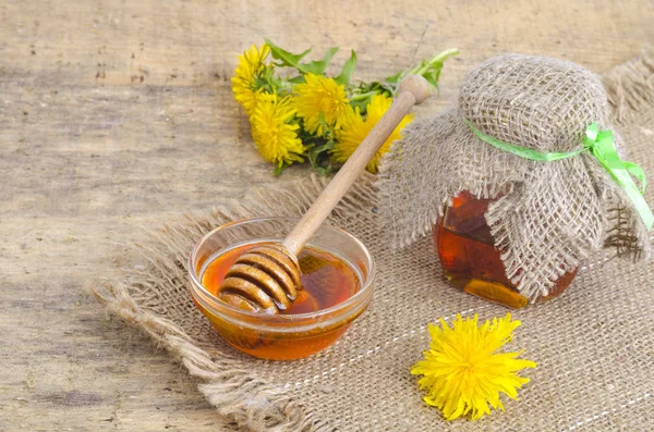 Transparent sweet flower honey from spring dandelions. — Stock Photo, Image