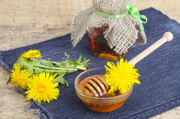 Transparenter süßer Blütenhonig aus Löwenzahn. — Stockfoto