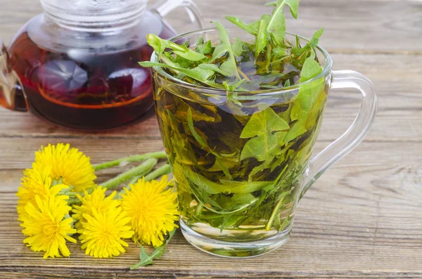 Tasse Tee aus frischen Löwenzahnblättern. — Stockfoto