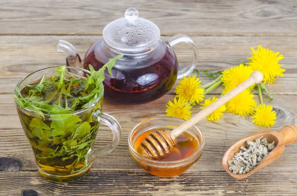 Tasse Tee aus frischen Löwenzahnblättern. — Stockfoto