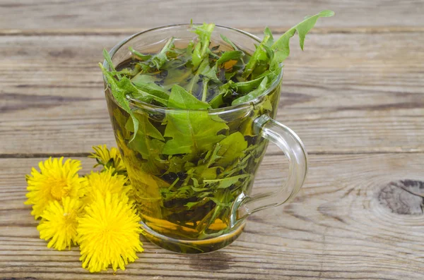 Tasse Tee aus frischen Löwenzahnblättern. — Stockfoto