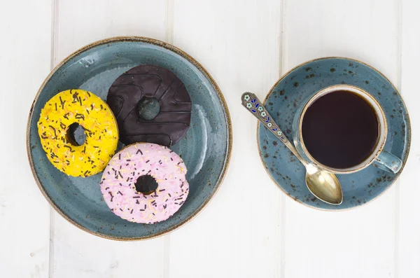 Rosquillas frescas, té caliente para el almuerzo . — Foto de Stock