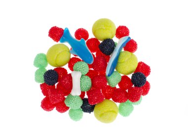 Beyaz arka planda izole tatlı çiğnenmiş renkli şekerler.