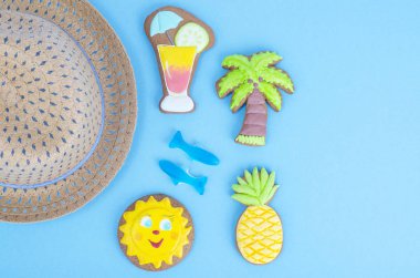 Mavi arka plan üzerinde yaz teması ile ev yapımı kurabiye.