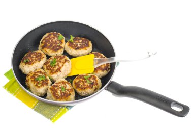 Beyaz tabakta kızarmış et köftesi ile Tava