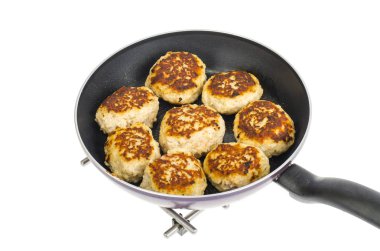 Beyaz tabakta kızarmış et köftesi ile Tava